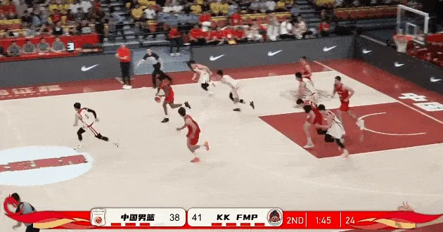 廖三宁回防一防二完成追身大帽，造成对方出界拿回球权